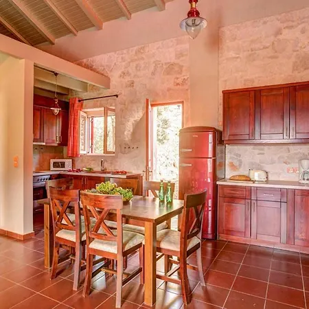 Sleeps 4 Pool Air Con Wifi Περαχώρι