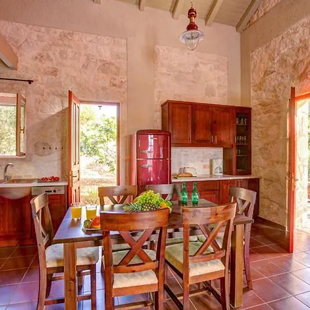 Sleeps 4 Pool Air Con Wifi
