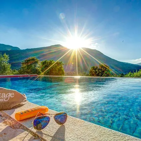 Sleeps 4 Pool Air Con Wifi