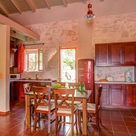 Sleeps 4 Pool Air Con Wifi Περαχώρι