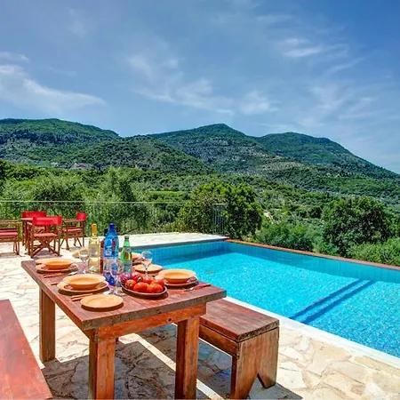 Sleeps 4 Pool Air Con Wifi
